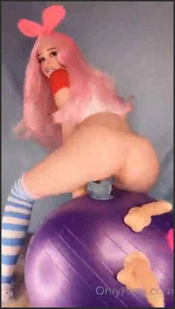 Belle Delphine von zwei weißen Schwänzen gestopft