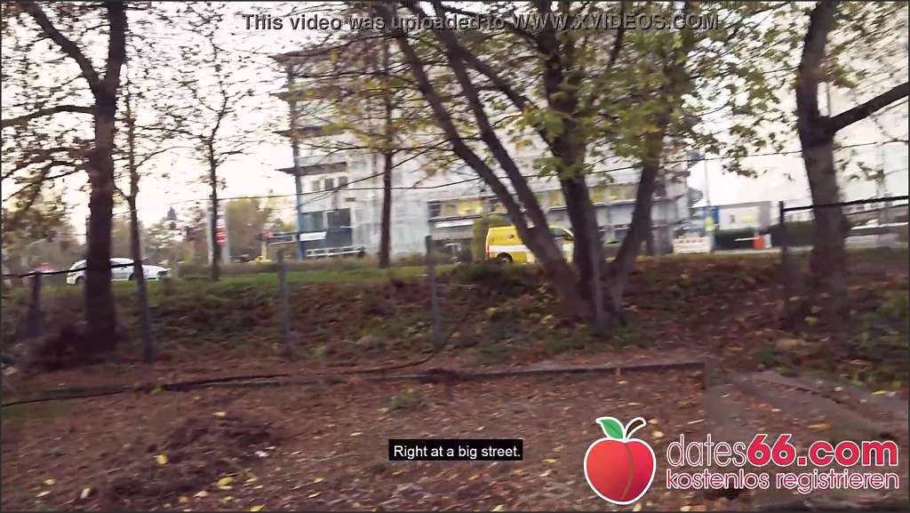 Claudia Bitch richtet zwei Frauenärsche übel zu