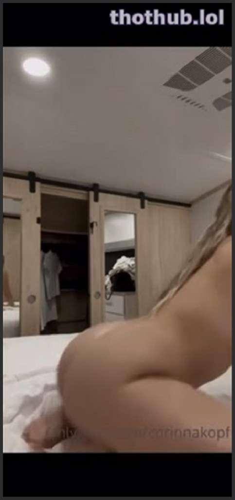 Corinna Kopf verwöhnt sich mit goldenem Vibrator