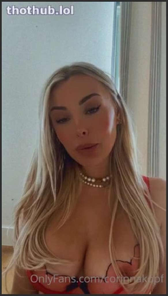 Corinna Kopf masturbiert mit Dildo auf dem Bett