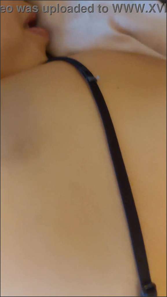 Delicious Liv reitet ihn auf rotem Sofa