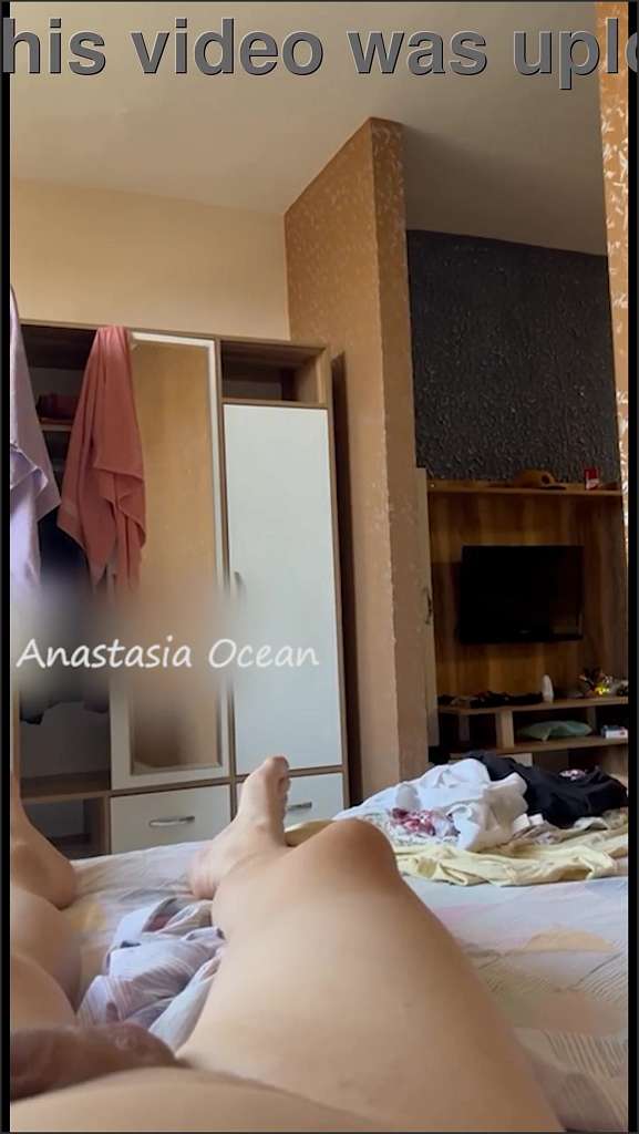 Emerald Ocean Frau mit dunklen Haaren beim ersten Casting