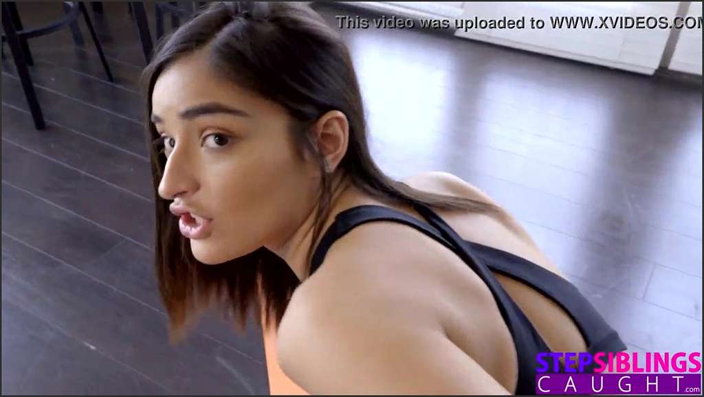 Emily Willis dickem Ständer knetet ihre Muschi nass