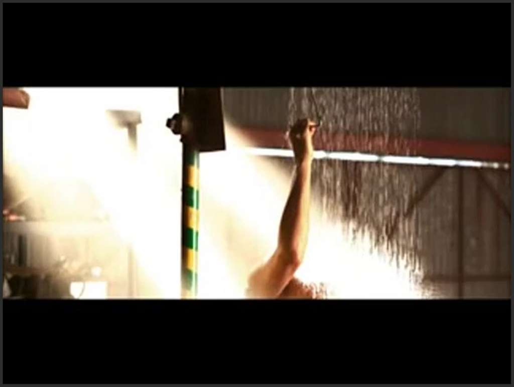 Jennifer Aniston prallen Möpsen besorgt es sich vor dem Spiegel