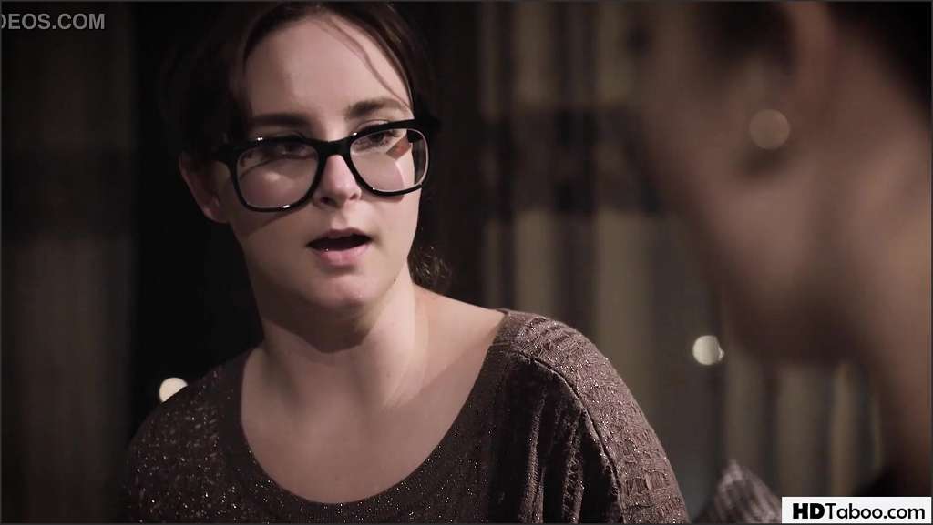 Lena Paul lässt sich vom Stiefvater direkt neben Mama ficken