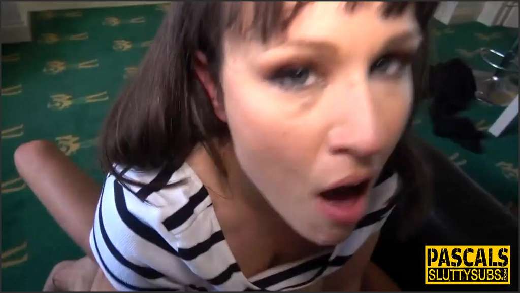 Lucy Love mit Spekulum und Schwanz beide Löcher