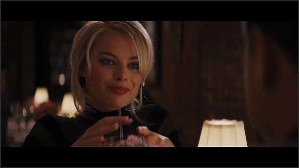 Margot Robbie mit blonden Haaren und blauen Augen Jenny Smart