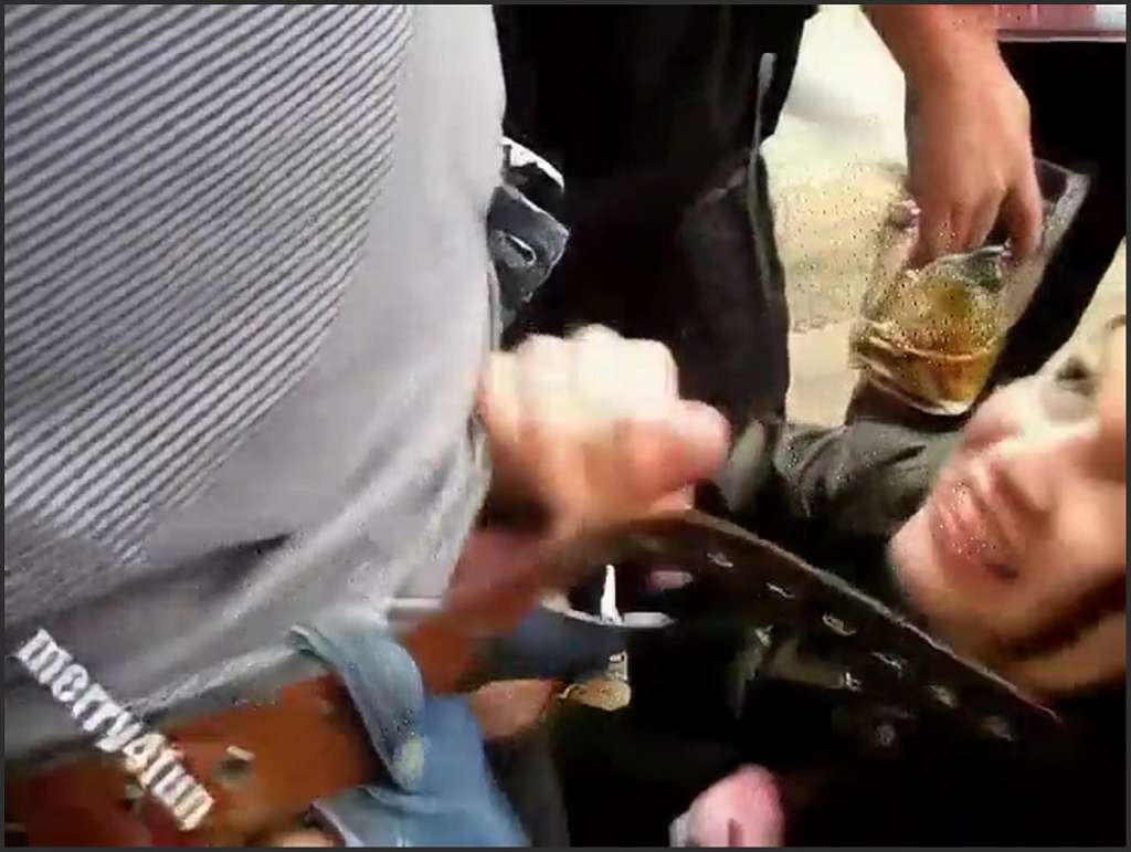 Merryfun Couch fingert sich das vollbusige behaarte Luder