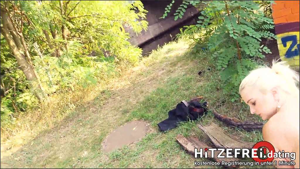 Mia Bitch bei Dreier Domina Session erniedrigt und Dildo gefickt