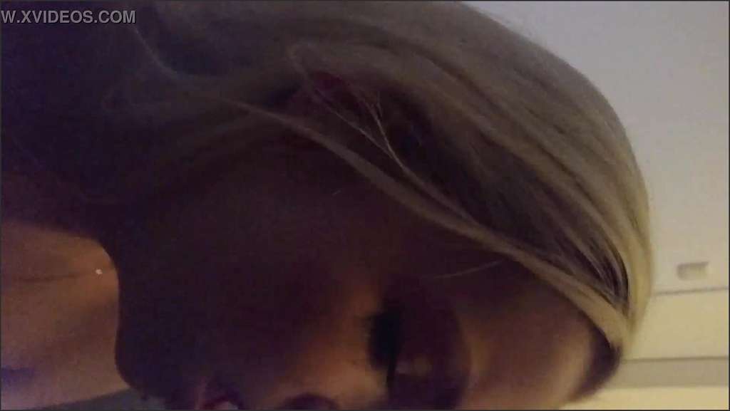 Polin Luder macht gerne die Beine breit und zeigt ihre Fotze