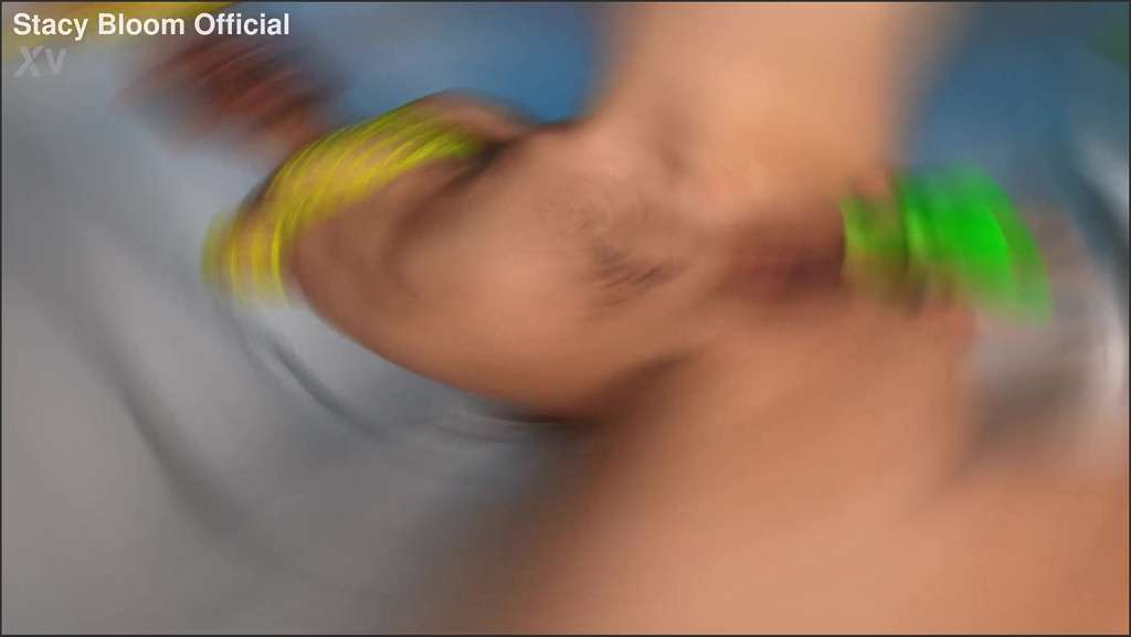 Stacy Bloom leckt ihrer geilen Freundin auf dem Schreibtisch die Möse