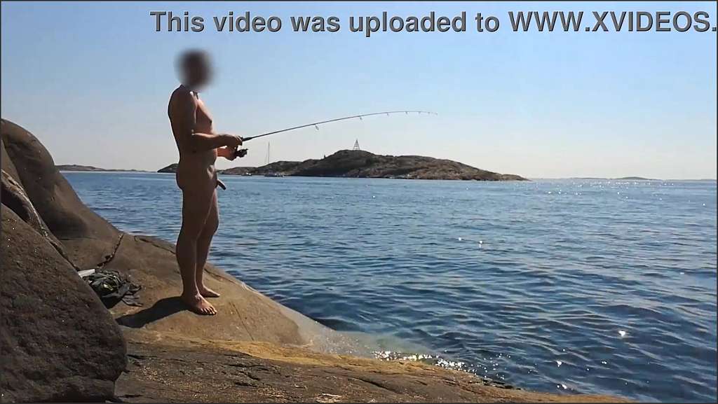 Beach wird beim Gangbang in alle Löcher gefickt