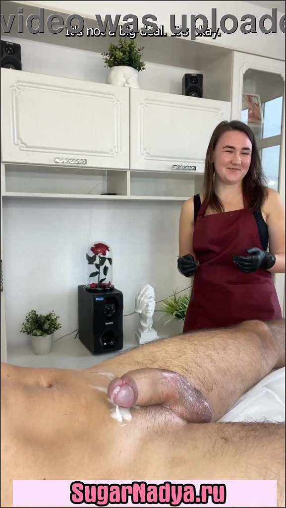 Sugarnadya untersucht die junge Möse