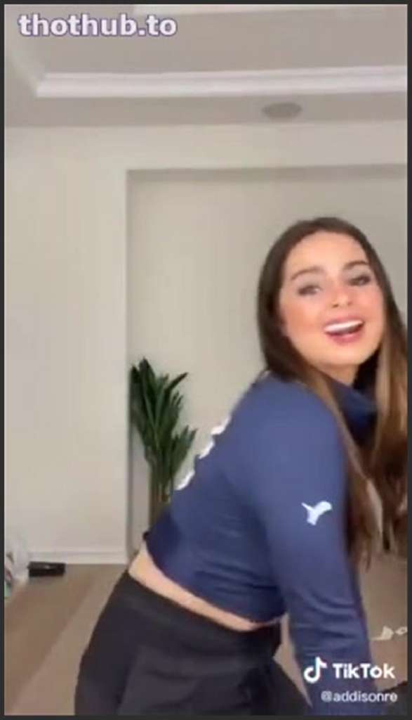 Addison Rae mit spermageiler Brünetten