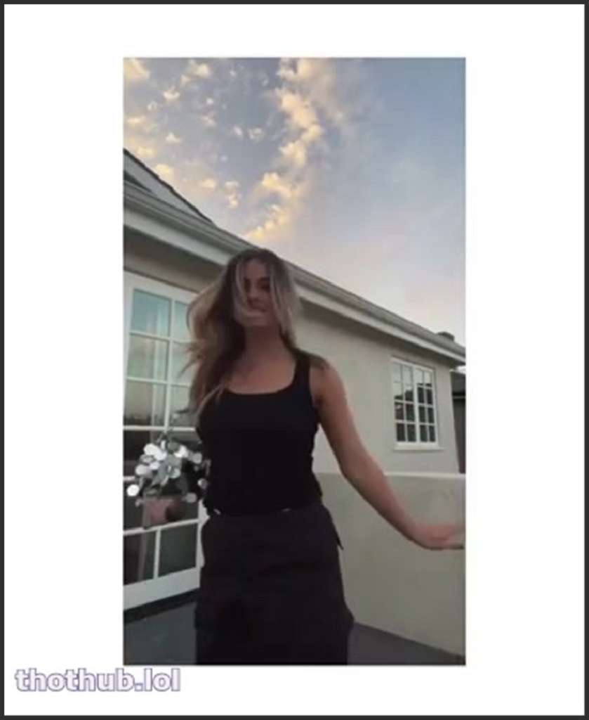 Addison Rae mit sexy Arsch steht auf die harten Schwänze