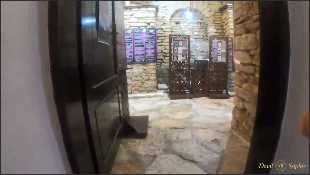 Devil Sophie bläst im Freien und fickt am Sofa