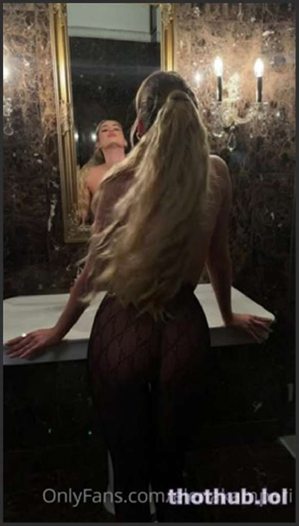 Elena Kamperi steht einfach auf Schwänze