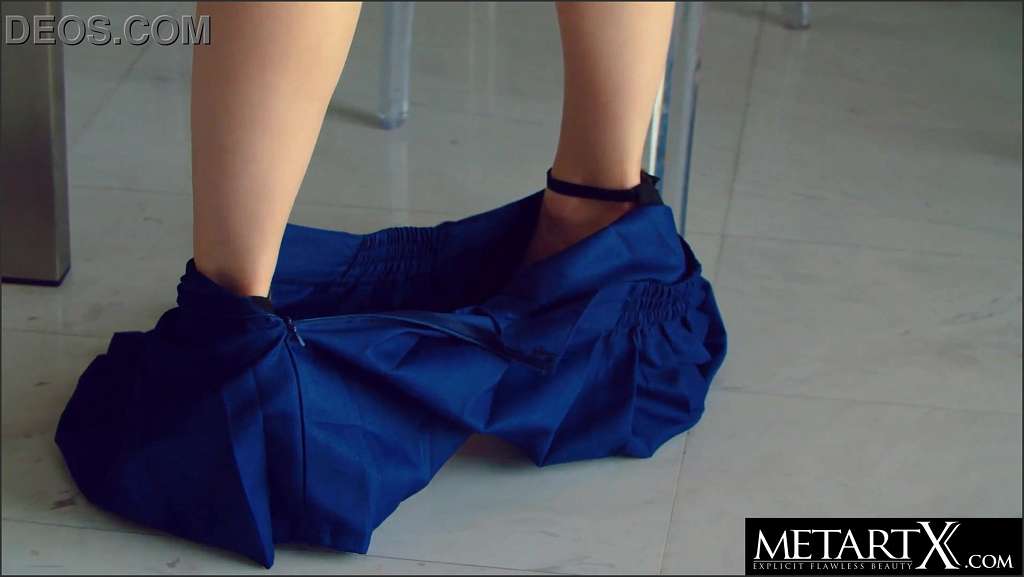 Elin Flame auf Knien einen BBC mit viel Spucke